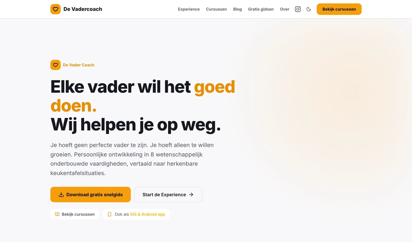 Startpagina van De Vadercoach: een lichte hero met de kop 'Elke vader wil het goed doen. Wij helpen je op weg.', waarin 'goed doen' oranje is, met daaronder twee knoppen om een gratis snelgids te downloaden of de Experience te starten.